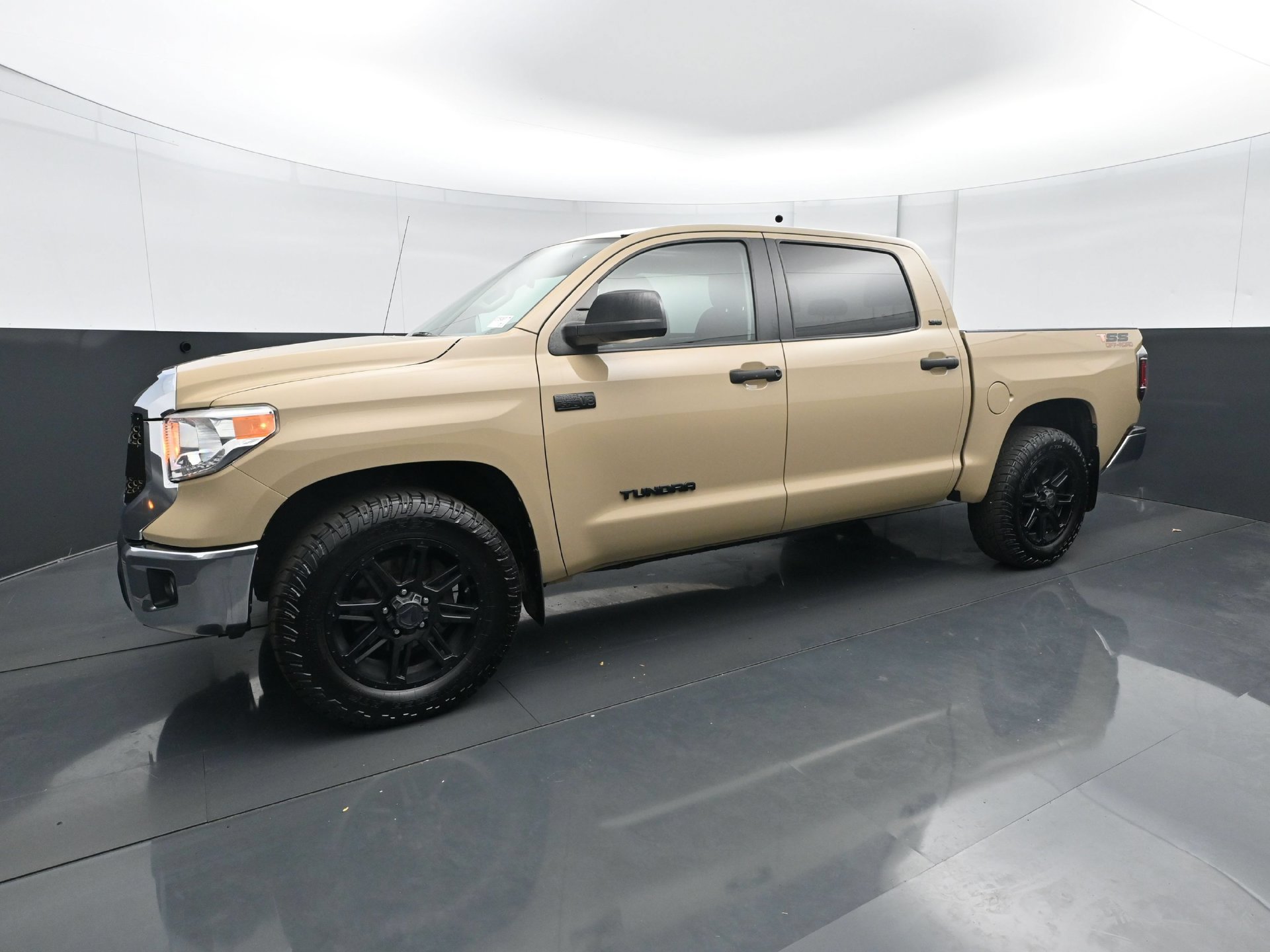 Used 2017 Toyota Tundra SR5 w/ SR5 Upgrade Package RWD image 2