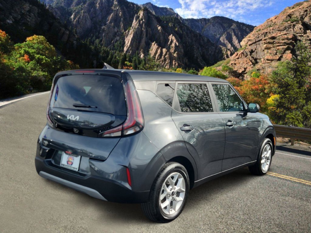 Used 2025 Kia Soul LX FWD image 3