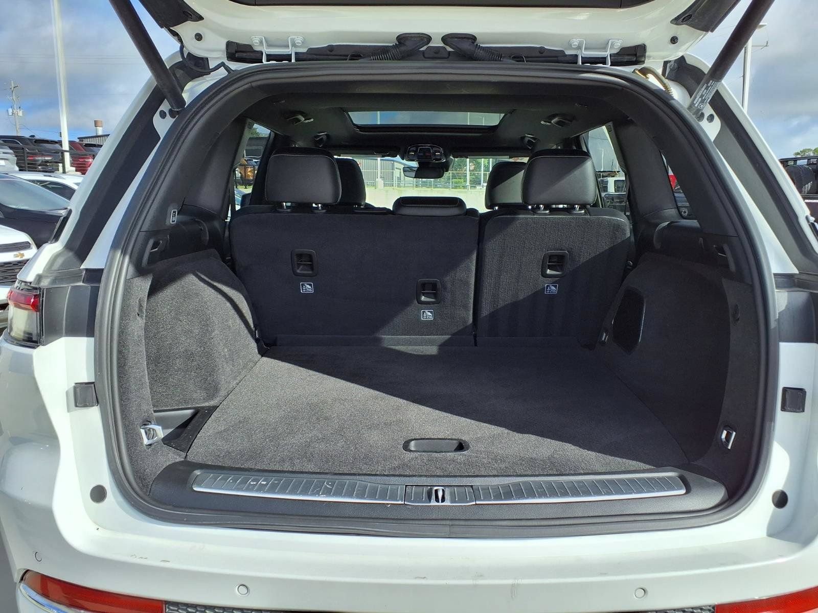 Used 2023 Jeep Grand Cherokee Overland RWD image 8