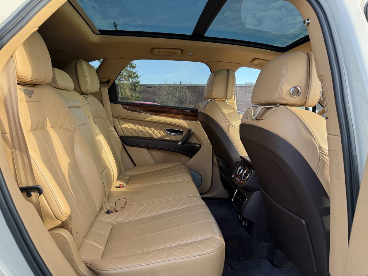 Used 2018 Bentley Bentayga image 24