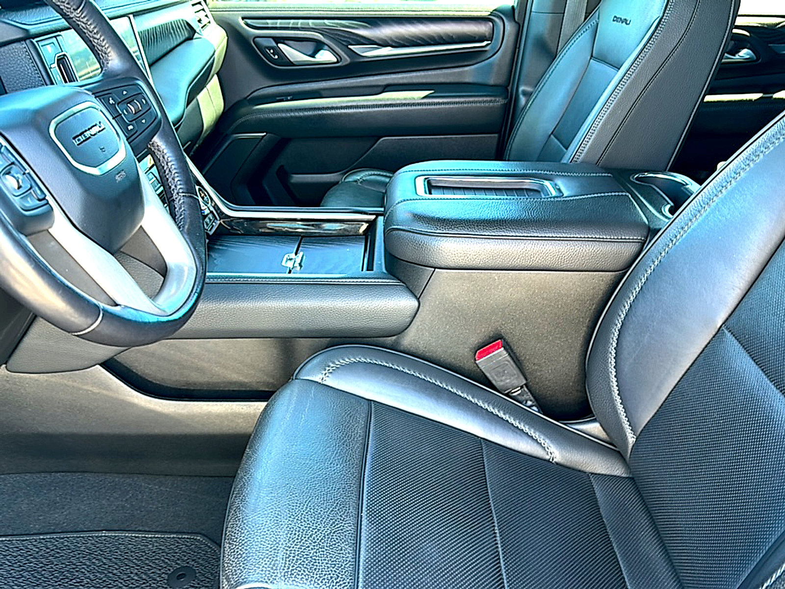 Used 2022 GMC Yukon Denali w/ Denali Premium Package image 13