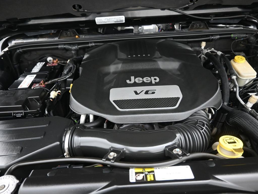 Used 2015 Jeep Wrangler Unlimited Sahara AWD/4WD image 13