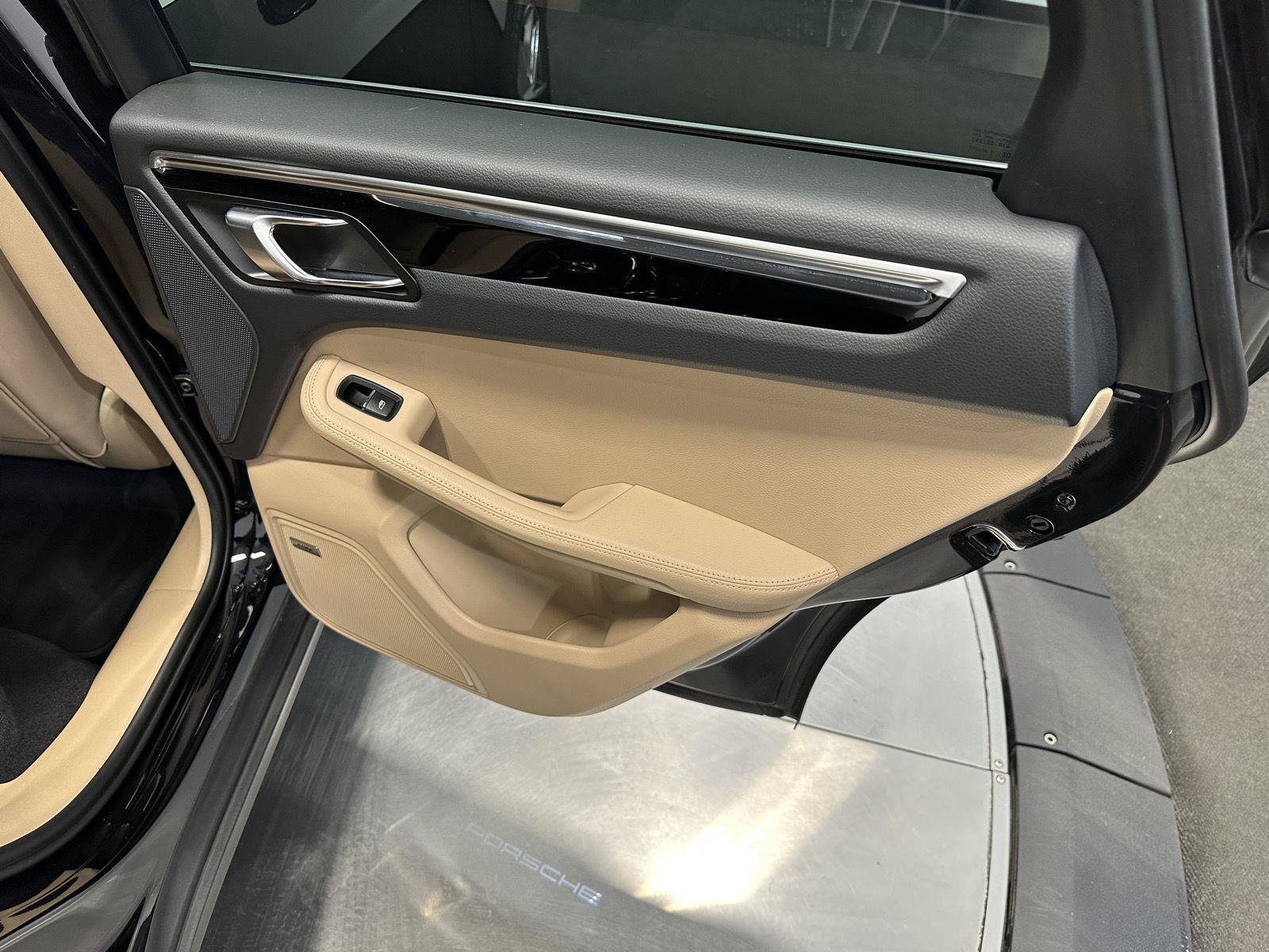 Used 2024 Porsche Macan S AWD/4WD image 39