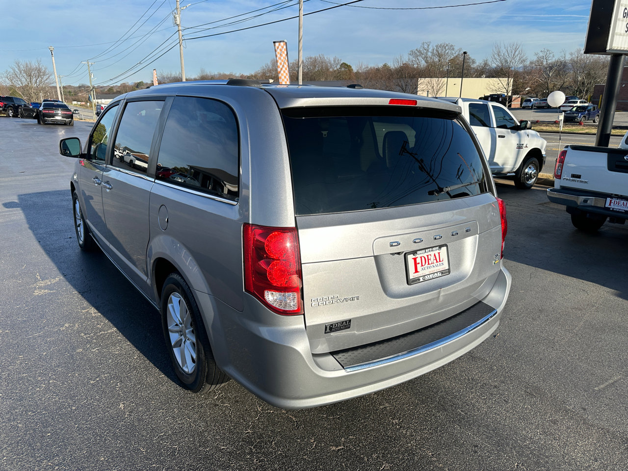 Used 2019 Dodge Grand Caravan SXT w/ Driver Convenience Group image 2