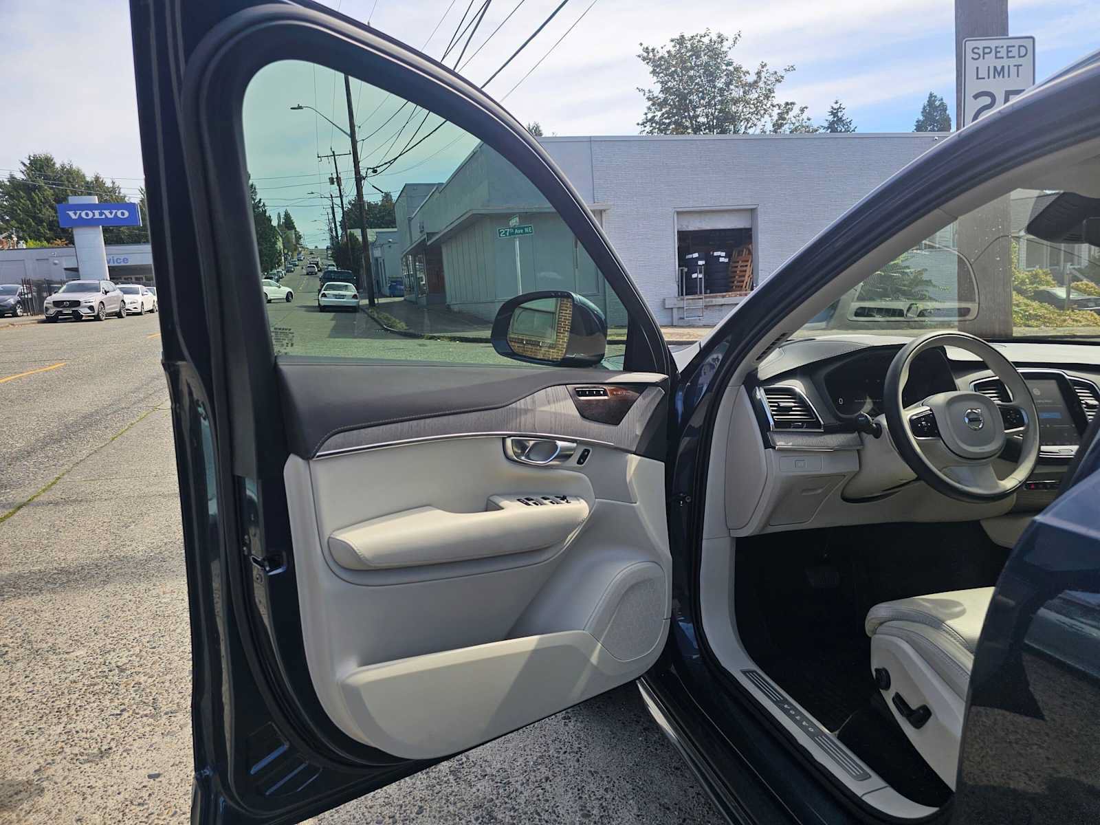 Used 2025 Volvo XC90 B6 Ultra w/ Protection Package Premier AWD/4WD image 21
