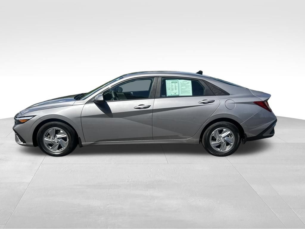 Used 2024 Hyundai Elantra SE FWD image 2