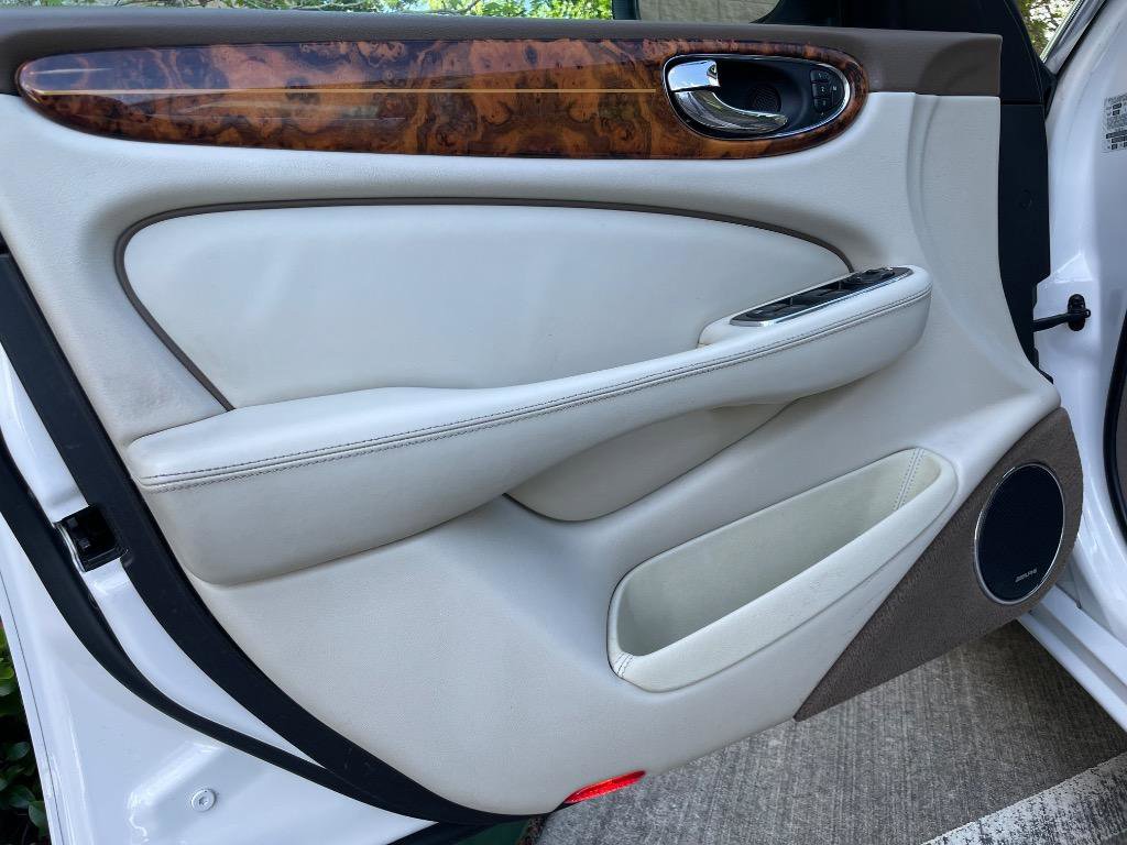 Used 2005 Jaguar XJ Vanden Plas image 4