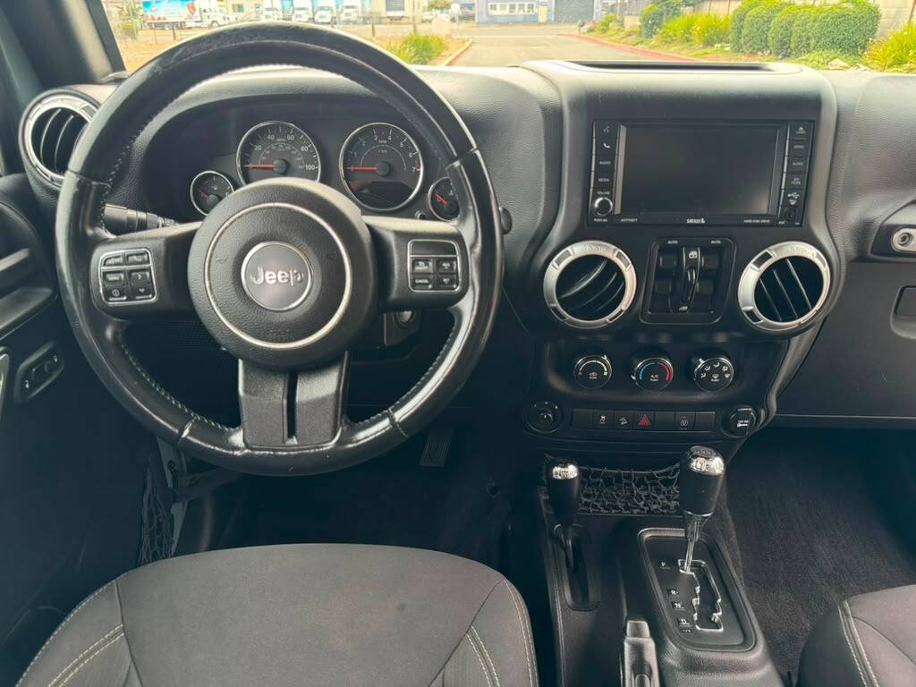 Used 2015 Jeep Wrangler Unlimited Sahara w/ Max Tow Package AWD/4WD image 11