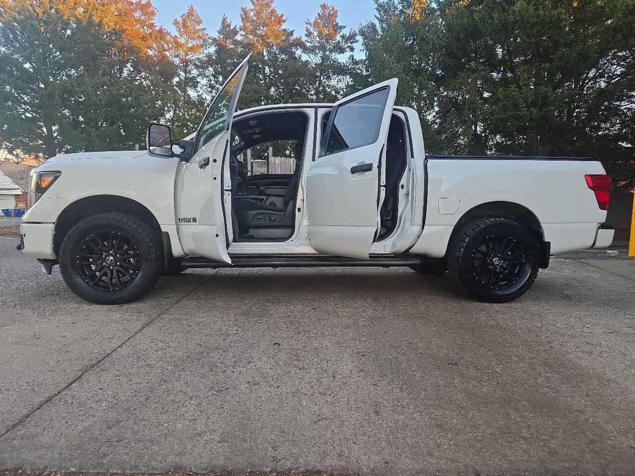 Used 2018 Nissan Titan XD image 4