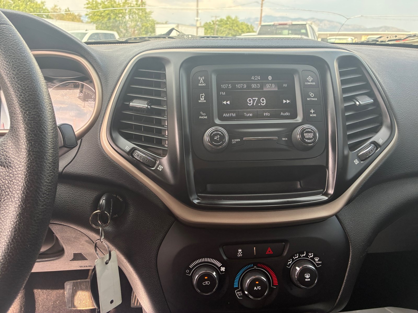 Used 2017 Jeep Cherokee Sport FWD image 18