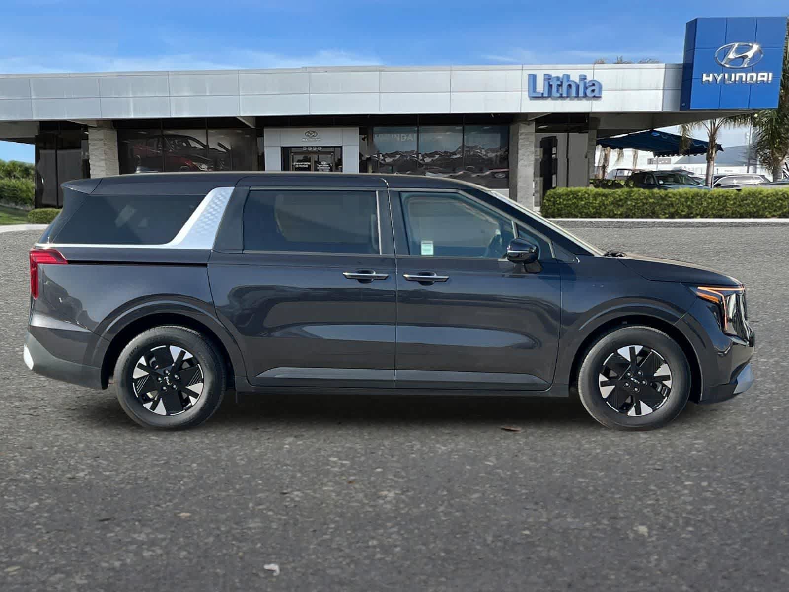 Used 2026 Kia Carnival LXS FWD image 9