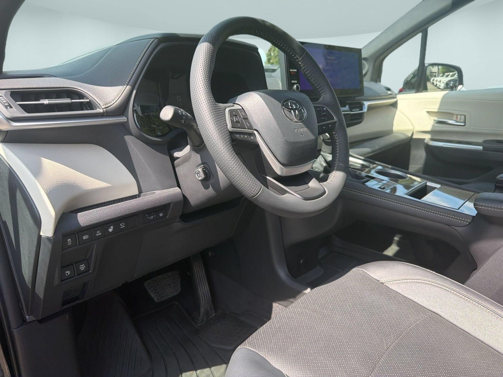 Used 2025 Toyota Sienna Platinum AWD/4WD image 4
