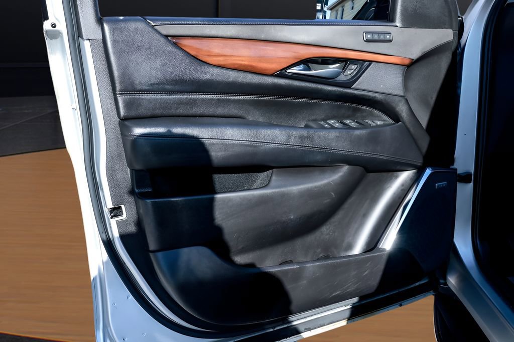 Used 2018 Cadillac Escalade ESV Luxury image 28