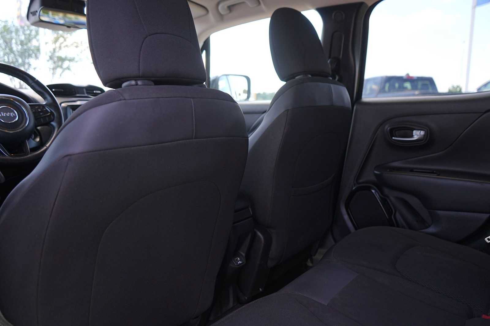 Used 2018 Jeep Renegade Altitude FWD image 13