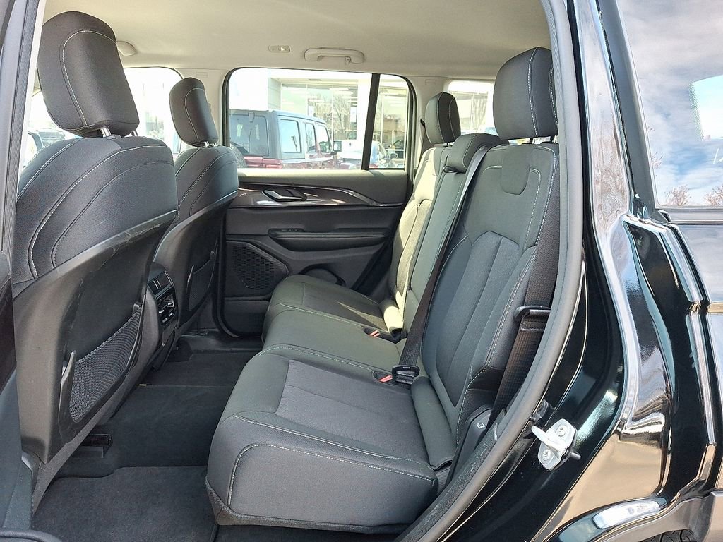 Used 2023 Jeep Grand Cherokee Laredo image 10