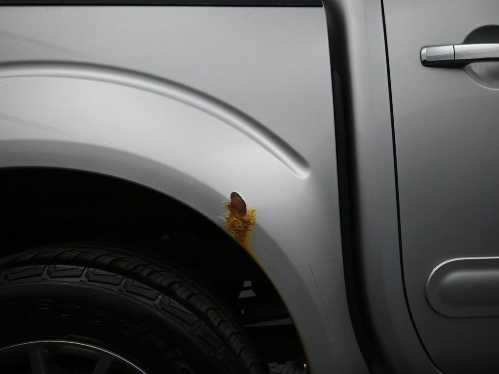 Used 2014 Nissan Frontier SL w/ SL Moonroof Package image 16