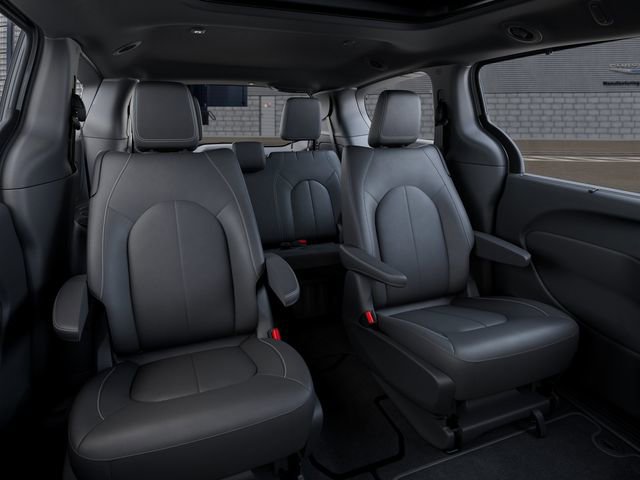 Used 2025 Chrysler Pacifica Select FWD image 15