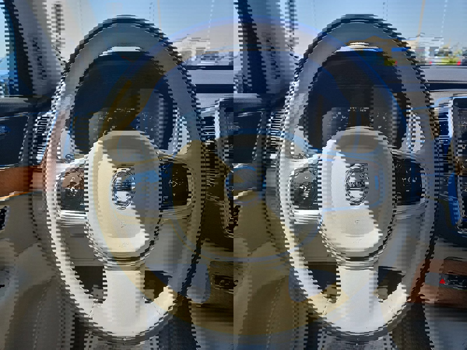 Used 2021 Volvo XC90 T6 Momentum image 11