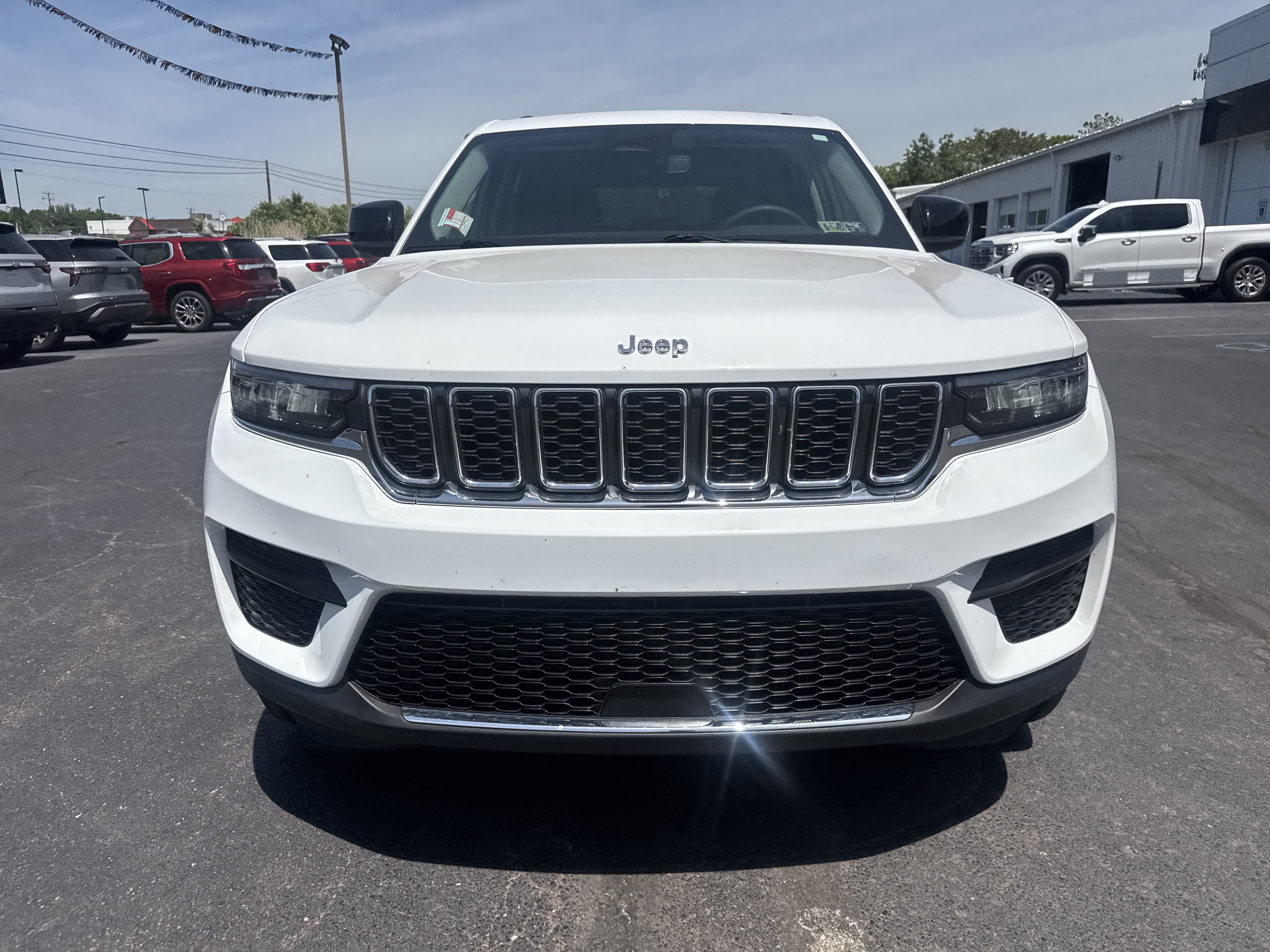 Used 2023 Jeep Grand Cherokee Laredo AWD/4WD image 9