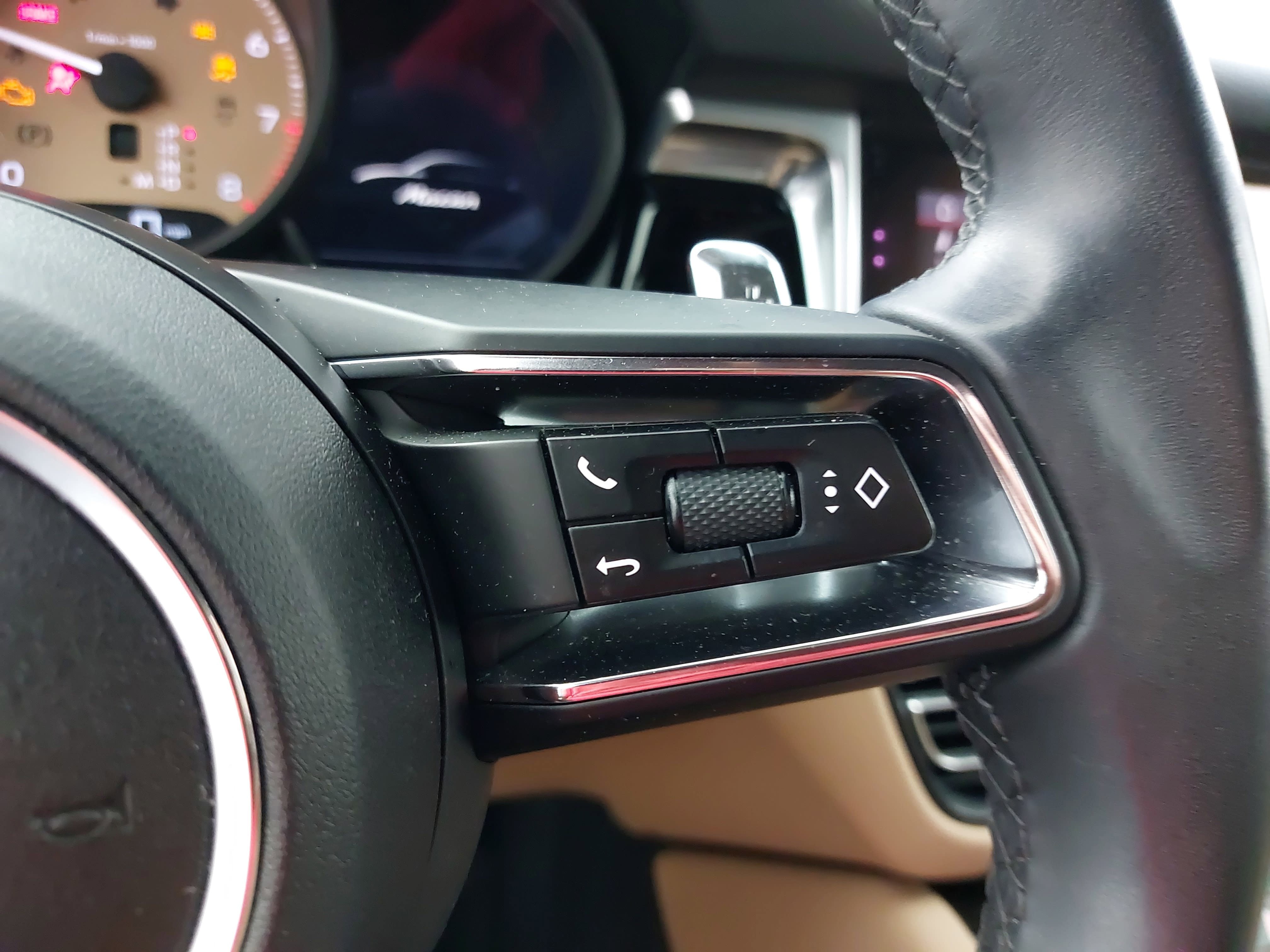 Certified 2023 Porsche Macan AWD/4WD image 20