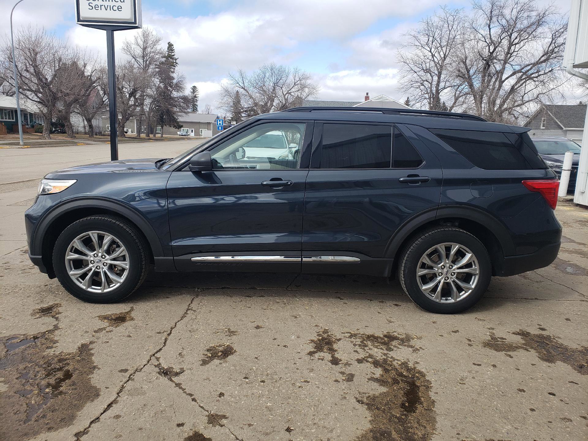 Used 2022 Ford Explorer XLT w/ Equipment Group 202A AWD/4WD image 2