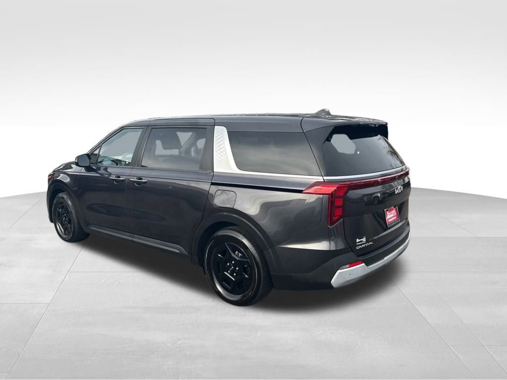 Used 2025 Kia Carnival image 3
