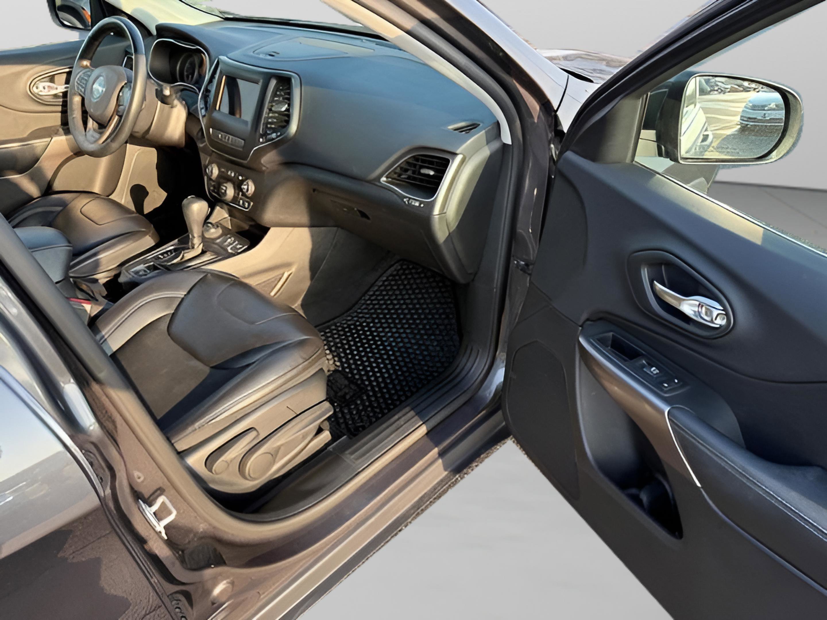 Used 2019 Jeep Cherokee Latitude Plus w/ Cold Weather Group AWD/4WD image 13