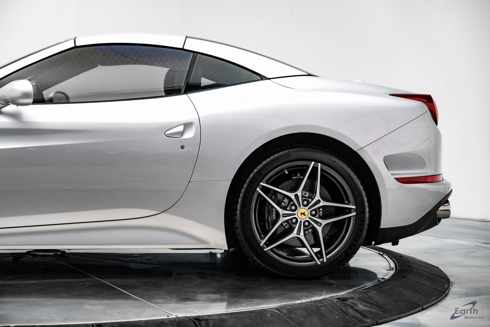 Used 2016 Ferrari California T image 11