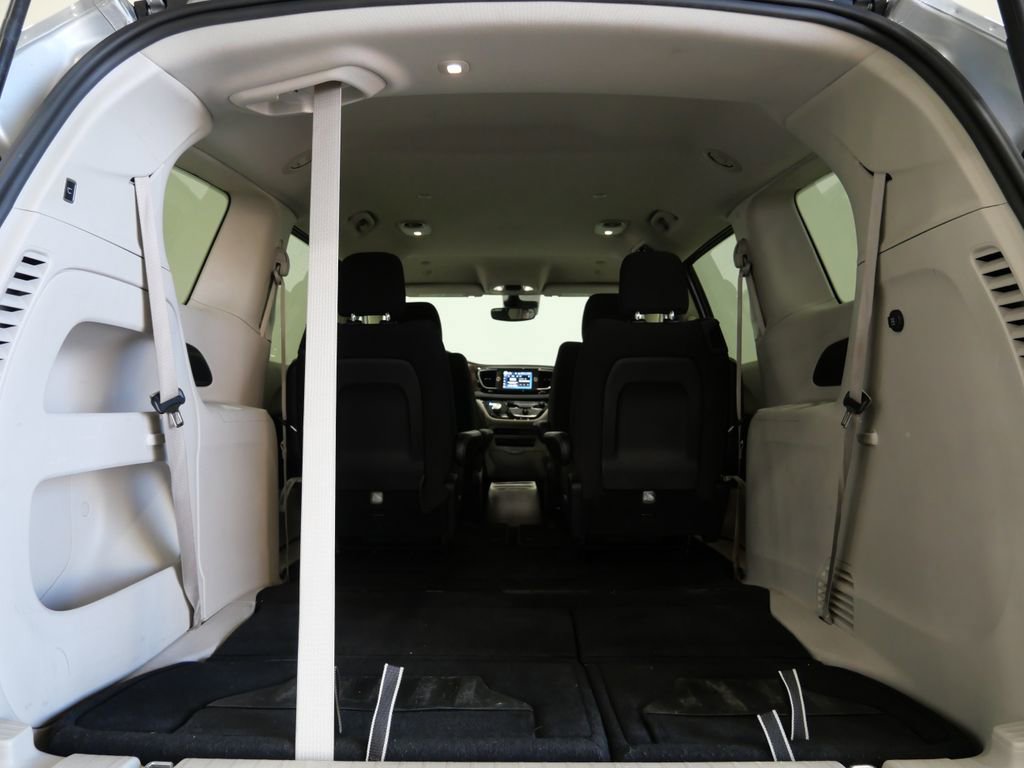 Used 2023 Chrysler Voyager LX image 29