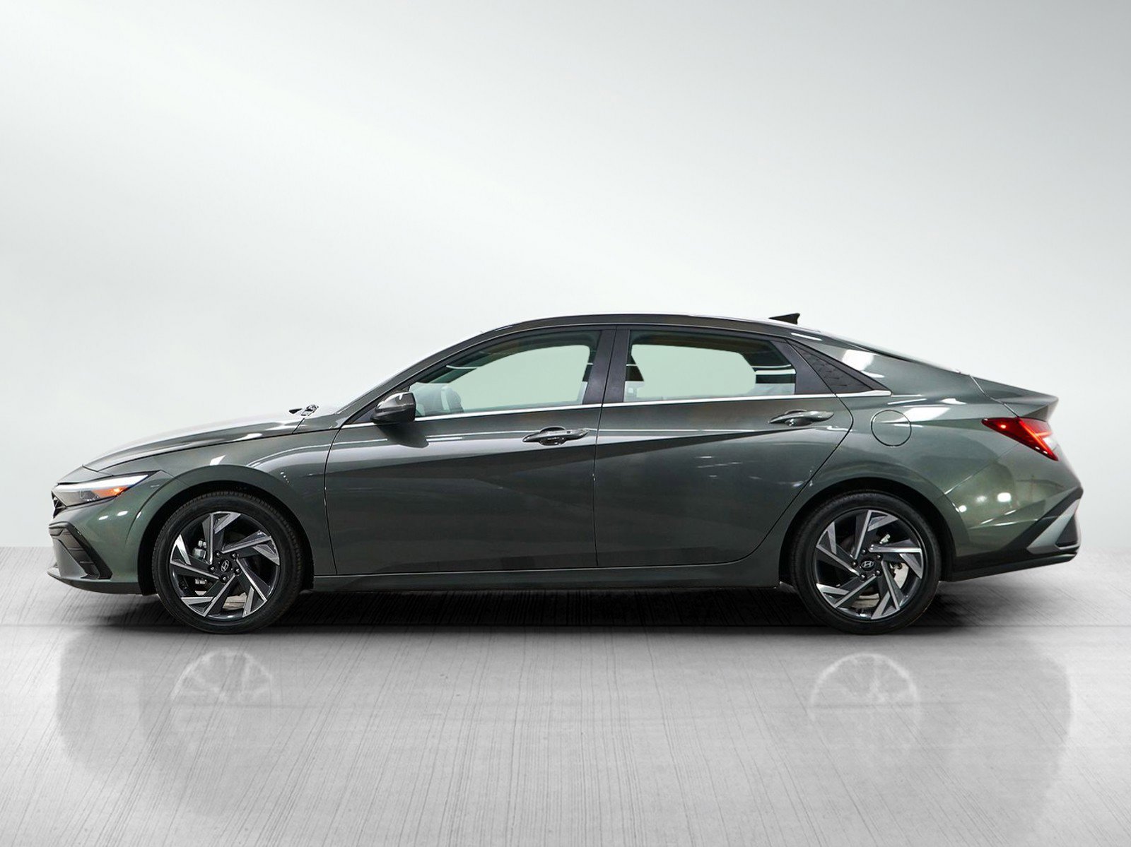 Used 2025 Hyundai Elantra SEL FWD image 2