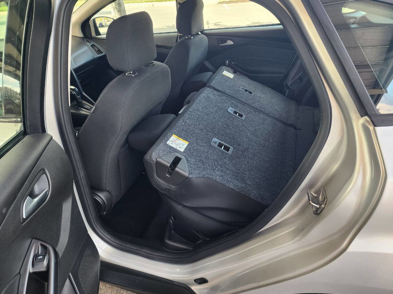 Used 2015 Ford Focus SE image 31