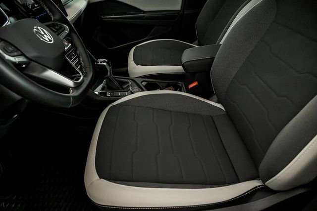 Certified 2025 Volkswagen Taos SE w/ Panoramic Sunroof Package AWD/4WD image 10