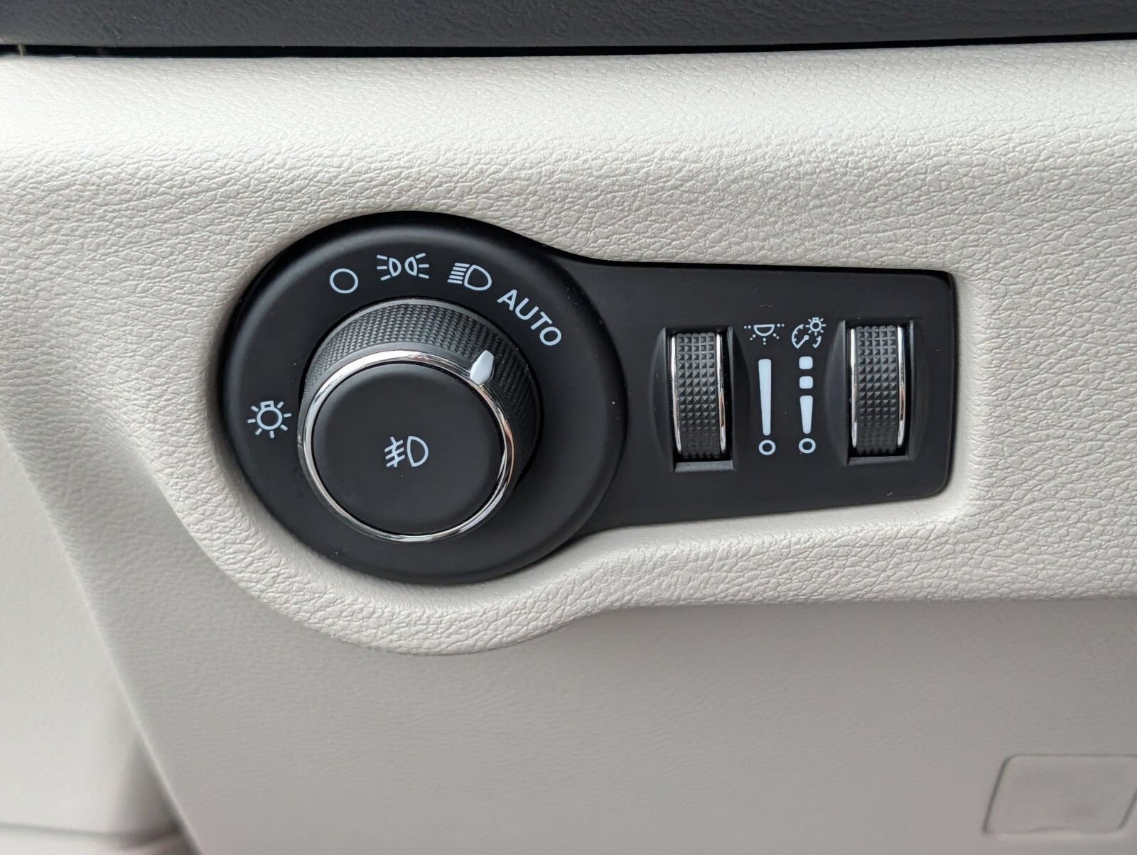 Used 2023 Chrysler Pacifica Touring-L FWD image 10