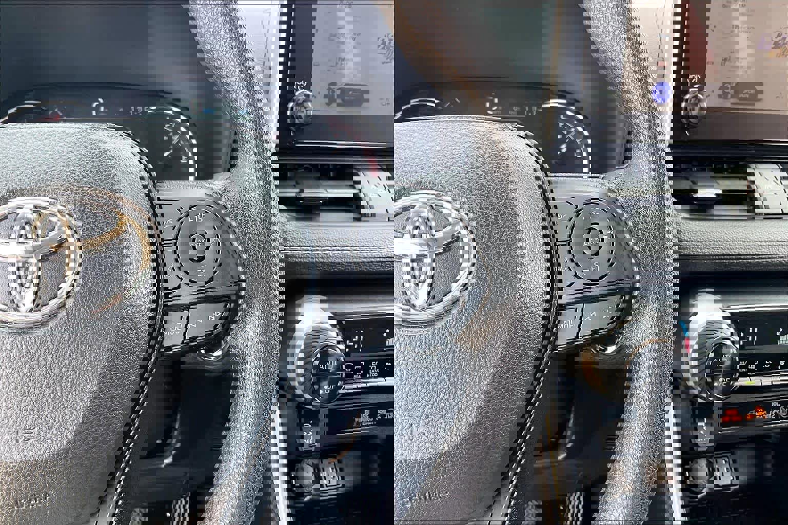 Used 2025 Toyota RAV4 XLE image 26