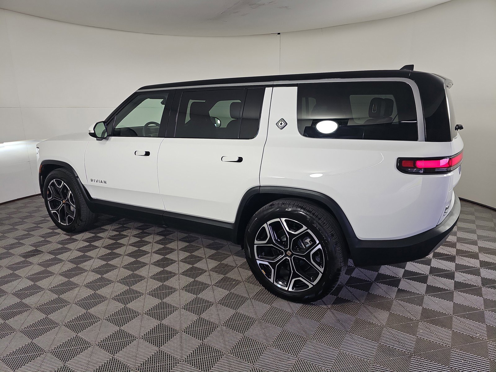 Used 2024 Rivian R1S Adventure image 3