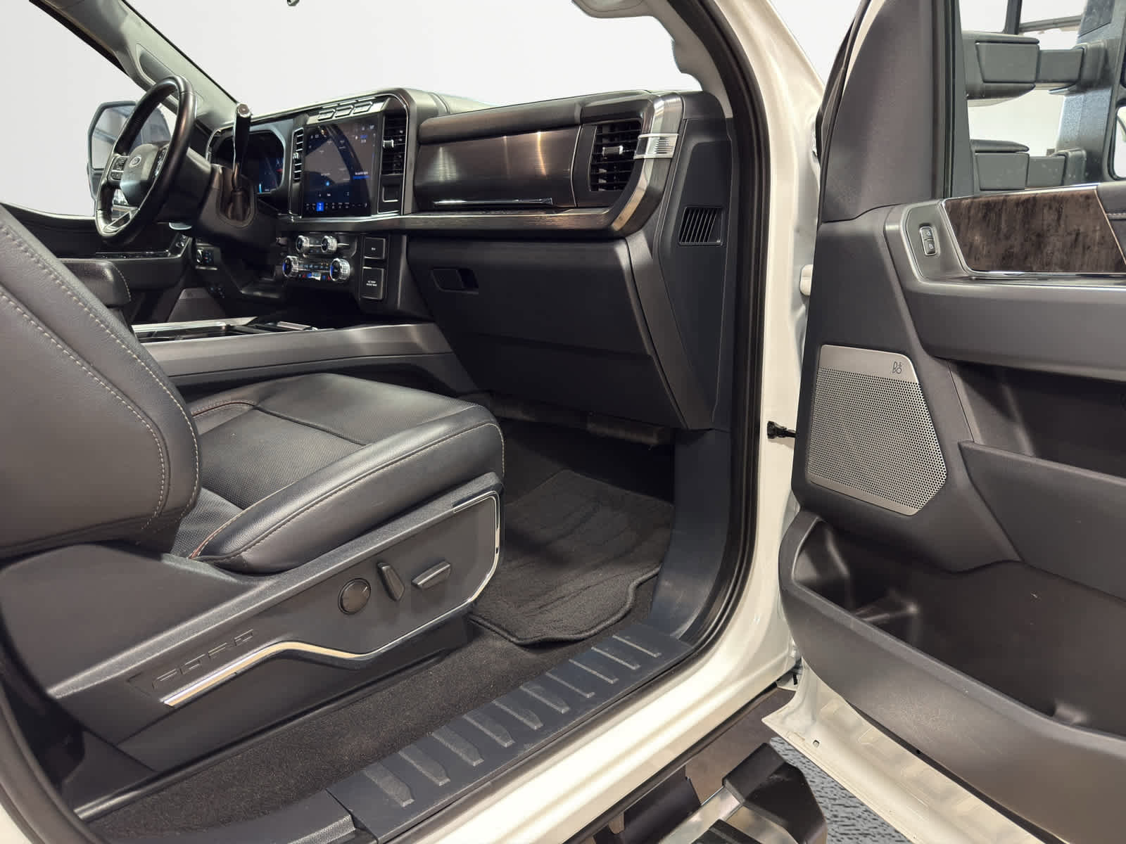 Used 2024 Ford F350 Lariat w/ FX4 Off-Road Package image 25