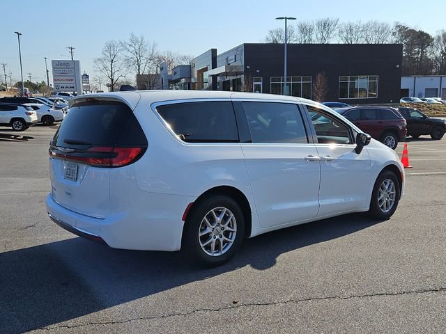 Used 2024 Chrysler Pacifica Touring-L image 9