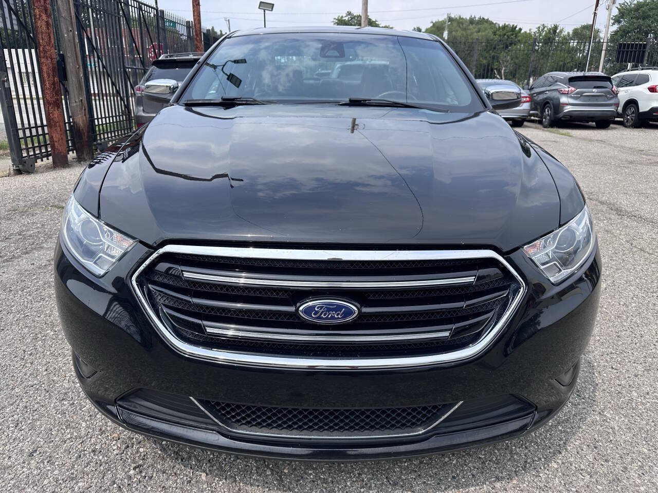 Used 2019 Ford Taurus Limited w/ Driver Assist Package FWD image 2