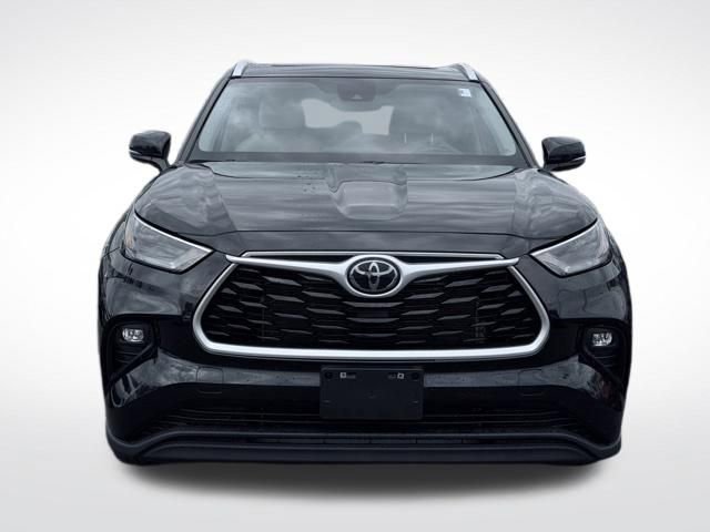 Used 2023 Toyota Highlander XLE AWD/4WD image 2