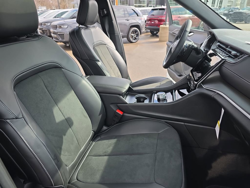 New 2025 Jeep Grand Cherokee Altitude image 10