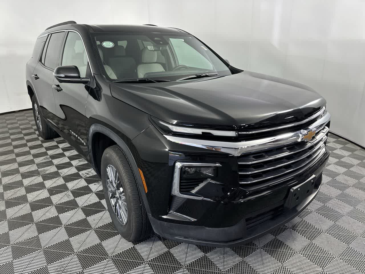 Used 2026 Chevrolet Traverse LT w/ Driver Confidence Package AWD/4WD image 2