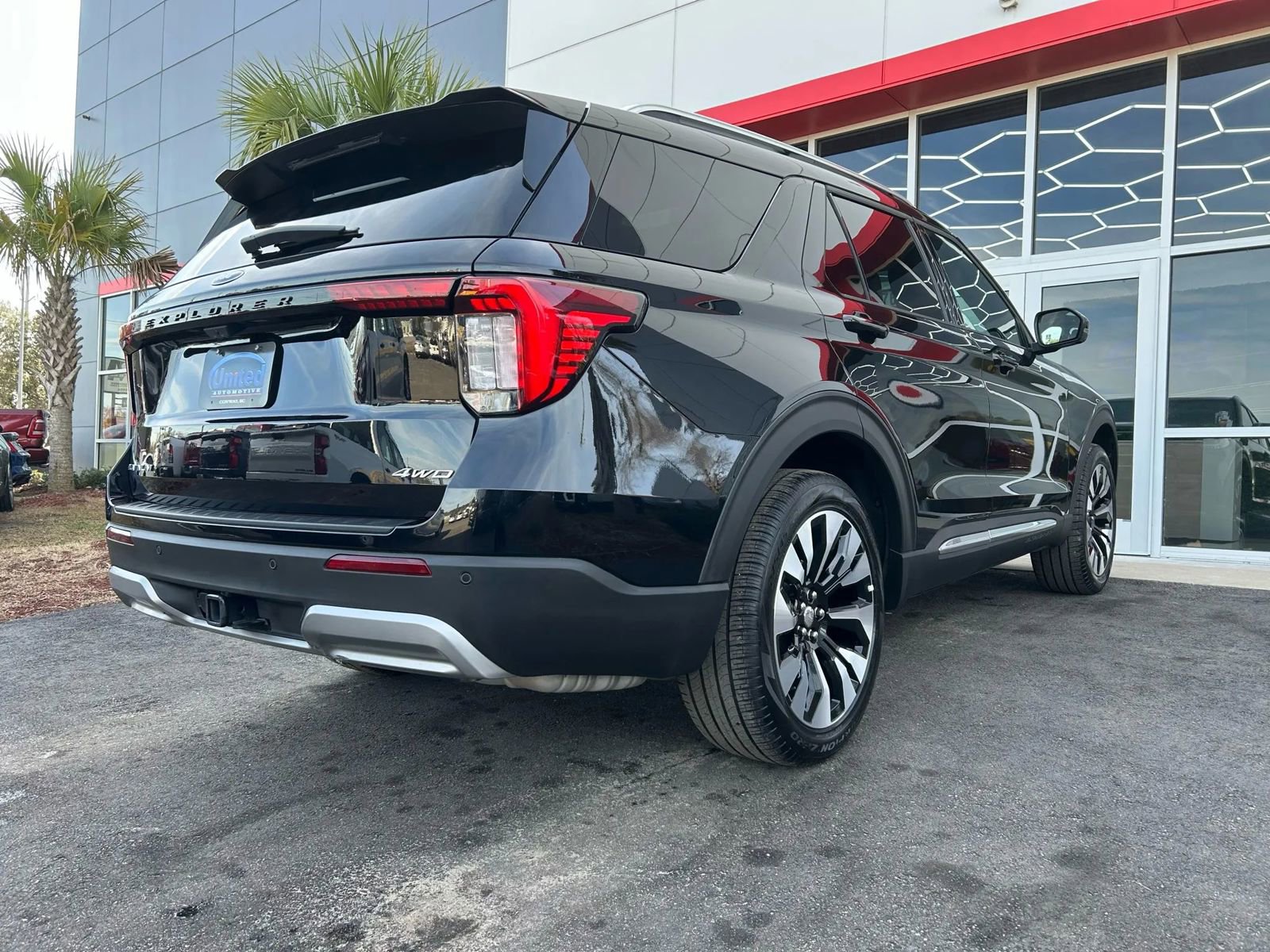 Used 2025 Ford Explorer Platinum w/ LUX Leather Package image 4