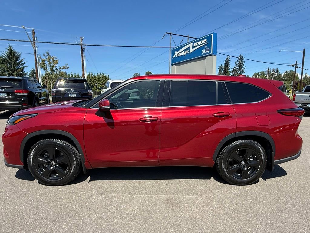 Used 2021 Toyota Highlander LE AWD/4WD image 2