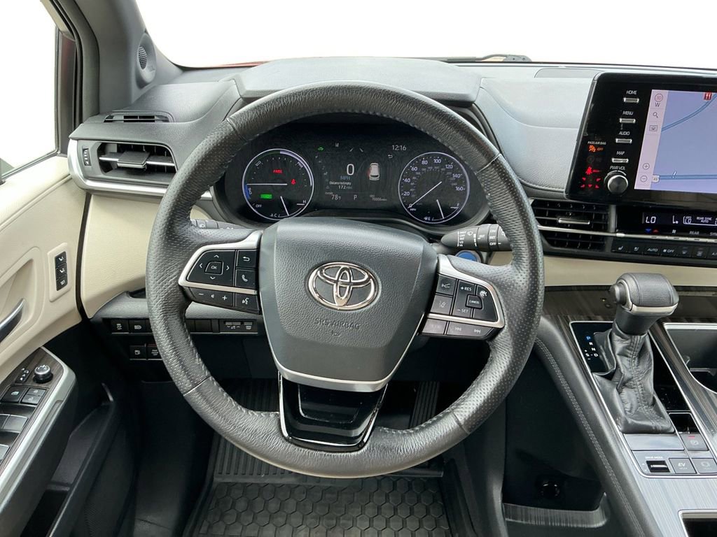 Used 2021 Toyota Sienna Limited image 18