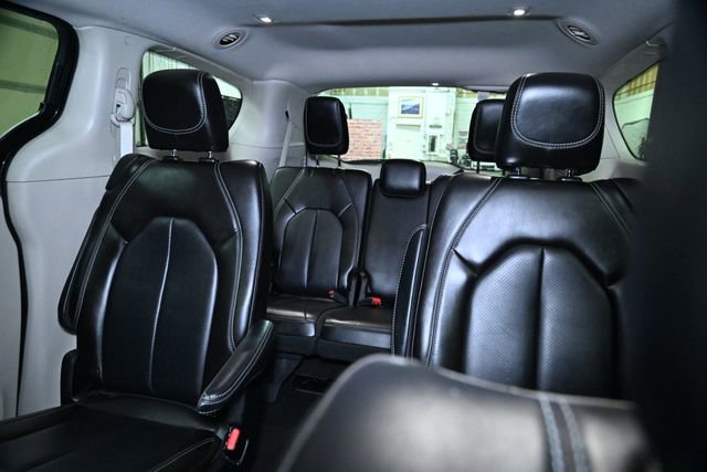 Used 2023 Chrysler Pacifica Touring-L image 22