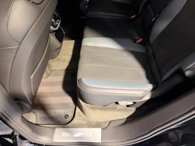 Used 2023 Bentley Bentayga AWD/4WD image 18
