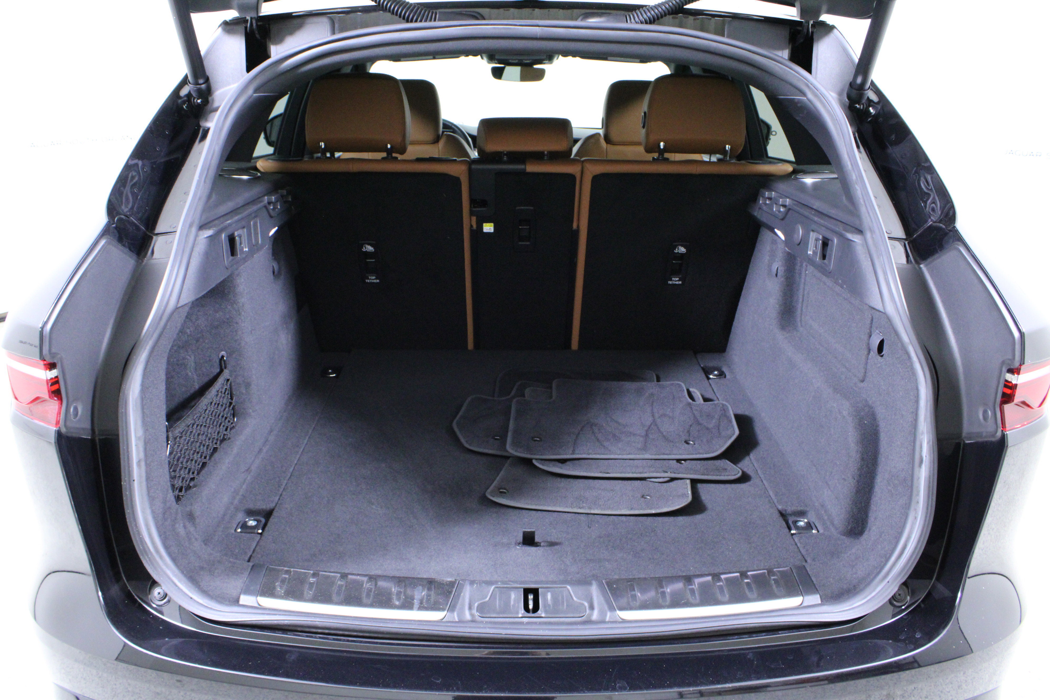 Used 2023 Jaguar F-PACE R-Dynamic S image 11