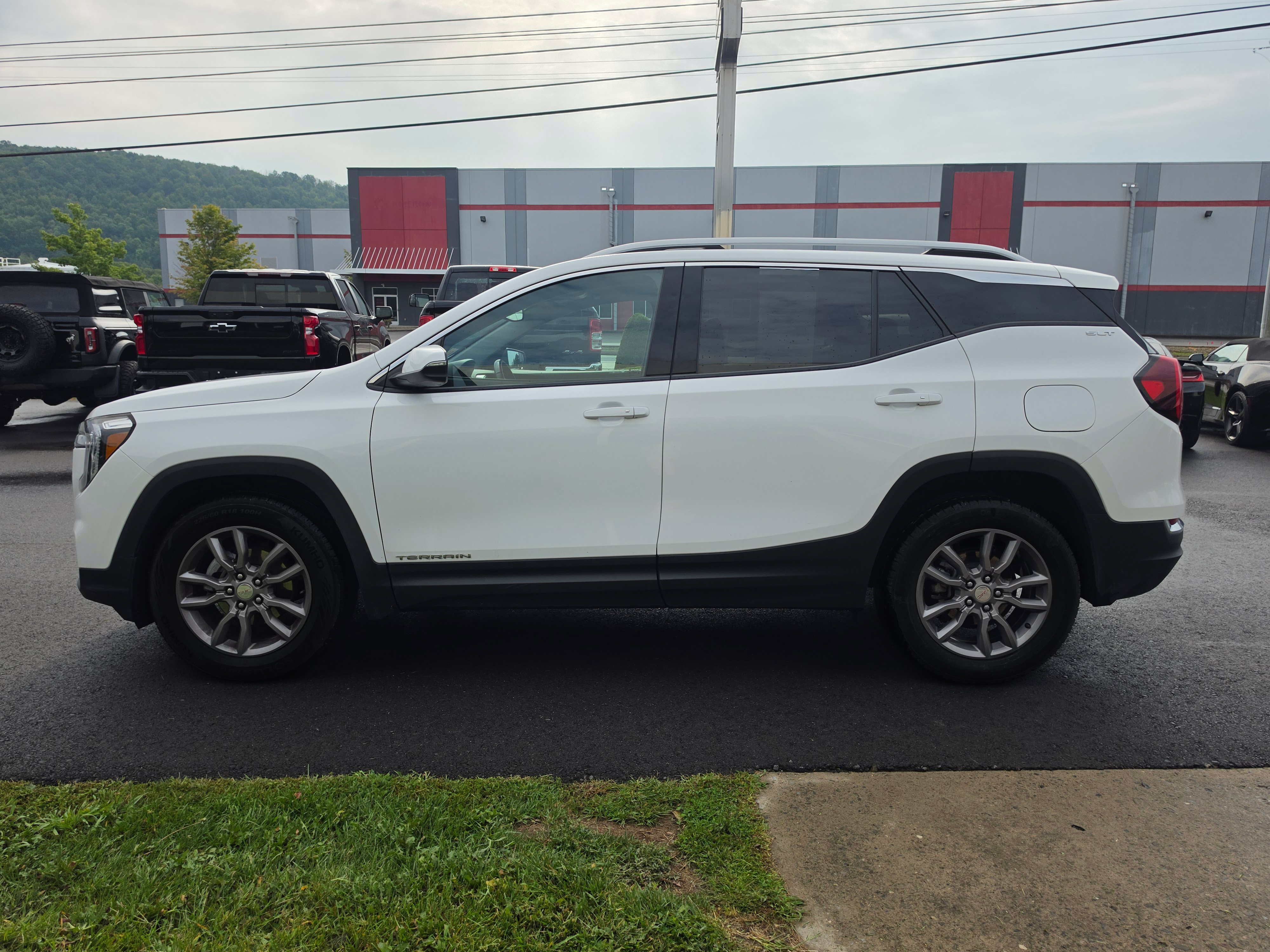 Used 2024 GMC Terrain SLT AWD/4WD image 7