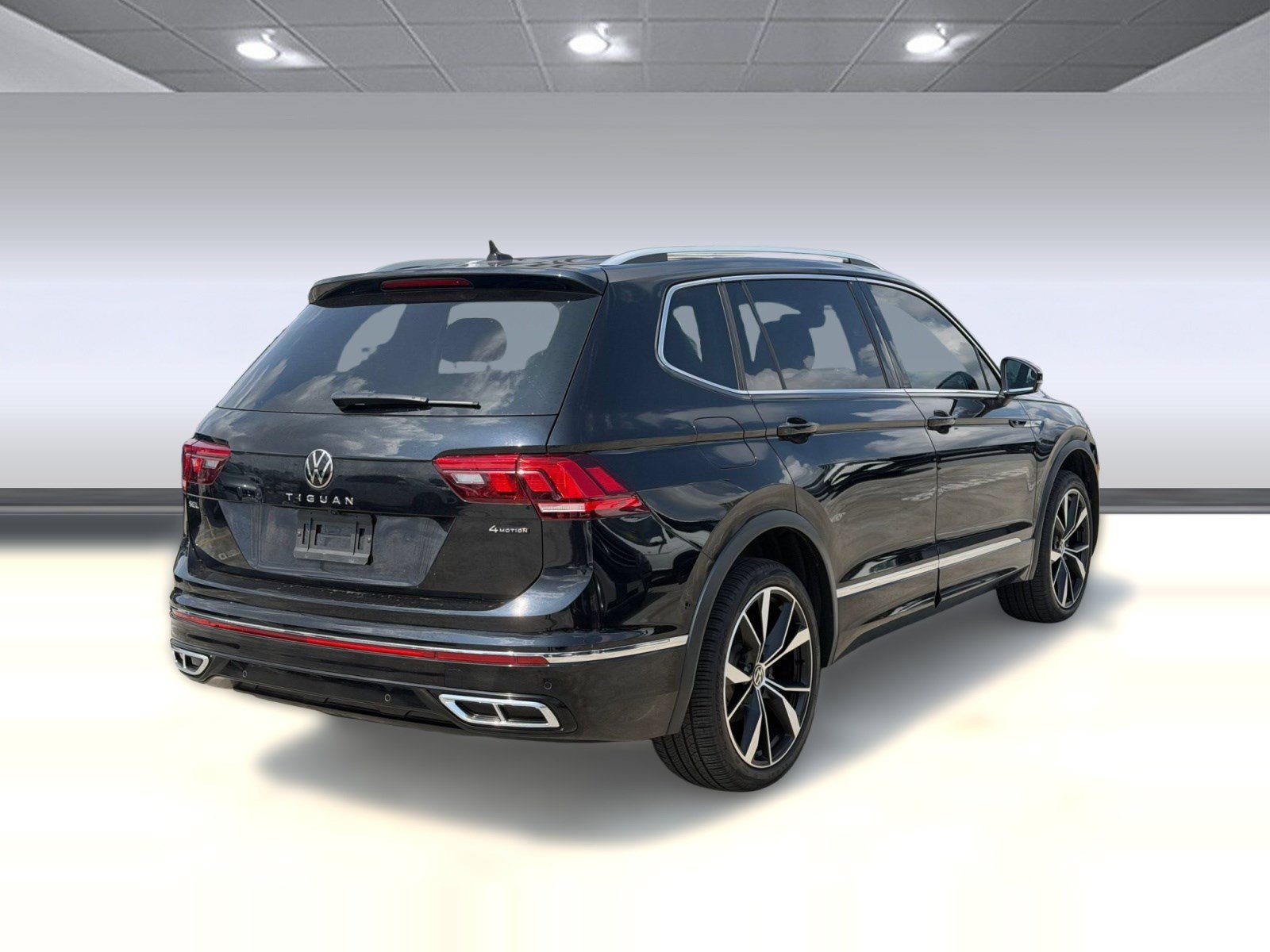 Used 2024 Volkswagen Tiguan SEL R-Line w/ MDO Package, Two-Row AWD/4WD image 9