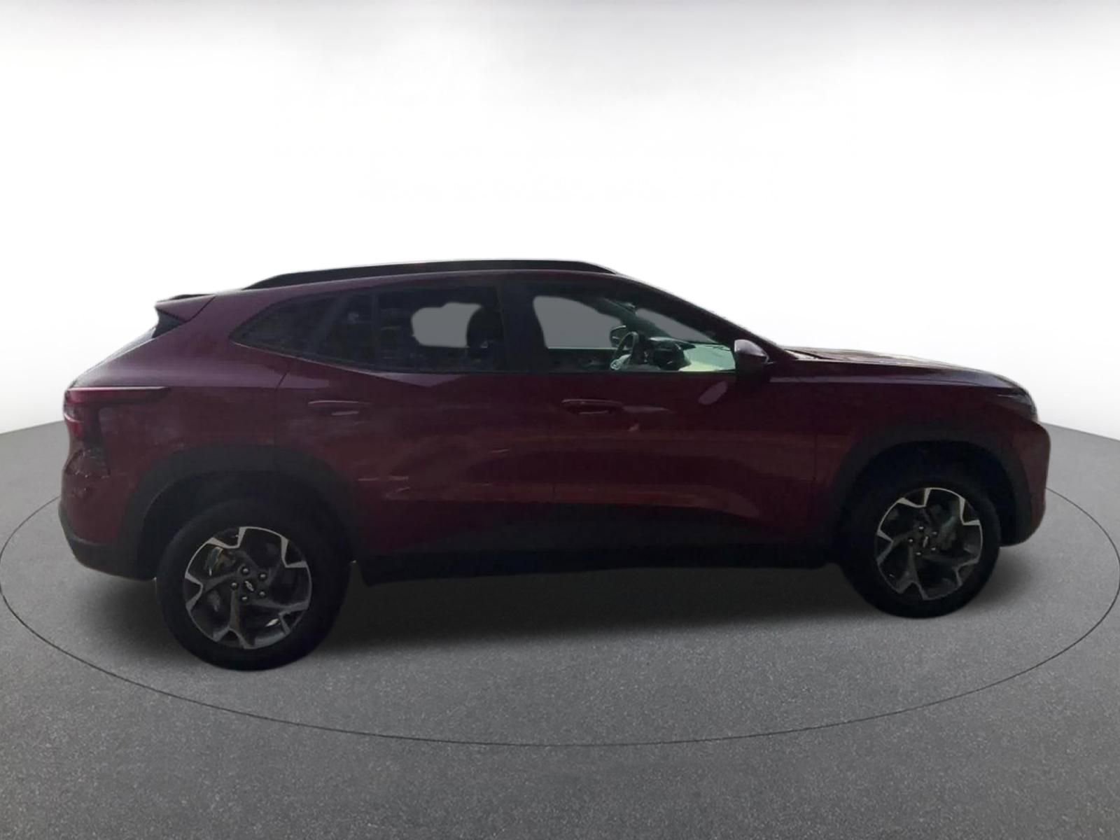 Used 2025 Chevrolet Trax LT w/ LT Convenience Package image 16